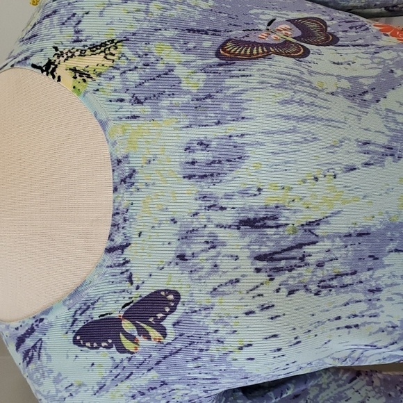 AMBRA, Light weight pull over sweater. With beautiful butterfly design. Size sm - Picture 2 of 8